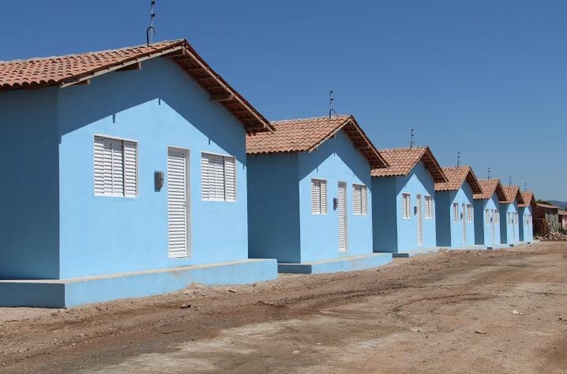 Prefeito Luiz Carlos Costa entrega chaves de casas do programa Minha Casa Minha Vida