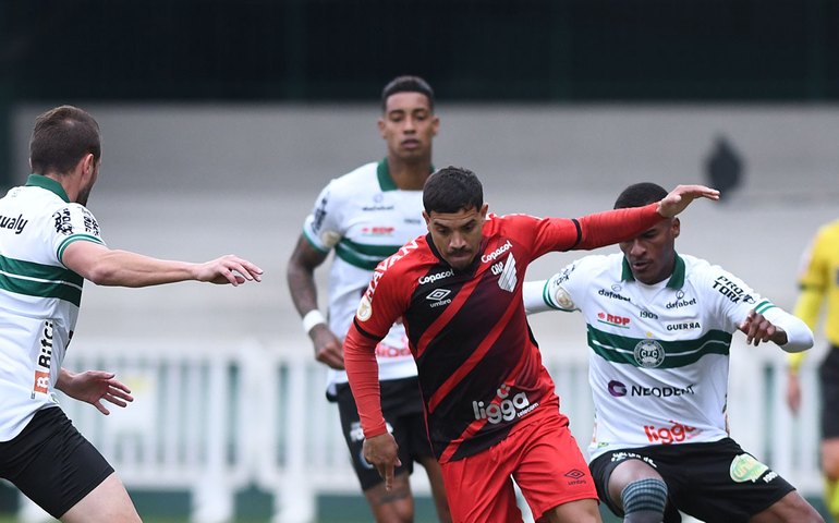 Athletico-PR faz no fim após pênalti marcado pelo VAR e vence o Coritiba