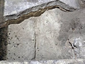 Após retiraram a primeira camada de mármore que recobria o túmulo, os arqueólogos encontraram uma pilha de entulho (foto) e uma nova pedra, com uma pequena cruz gravada. Embaixo dela estava o que, acredita-se que seja leito mortuário de Jesus. (Gali Tibbo / Foto: Everton