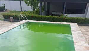 Piscina de uso coletivo em más condições