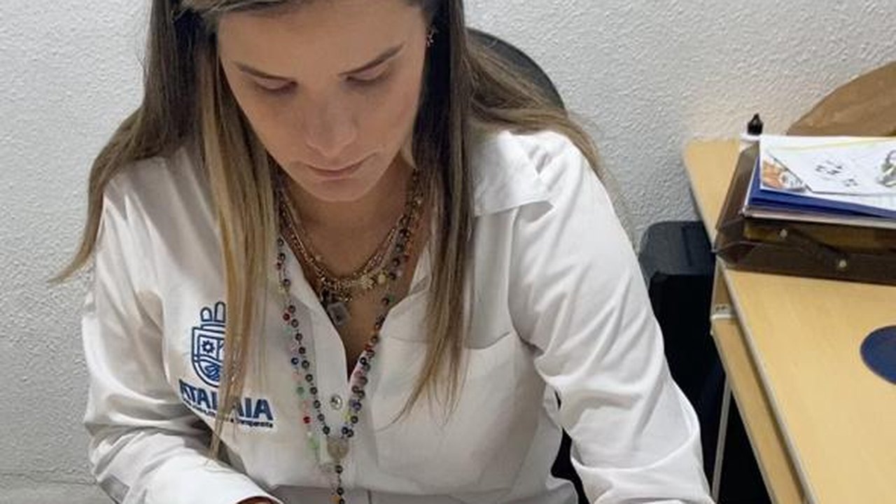 Prefeita de Atalaia Ceci Rocha abre mão do próprio salário