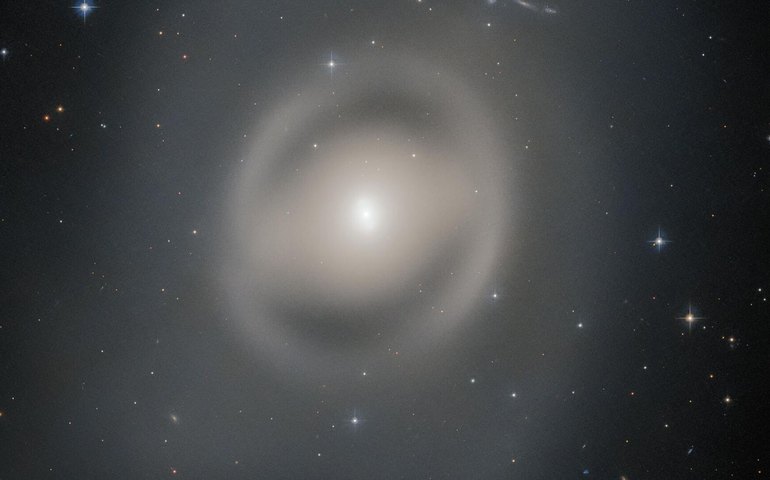 Astrônomos detectam em Ferradura cósmica buraco negro do tamanho de 36 bilhões de sóis (FOTO)