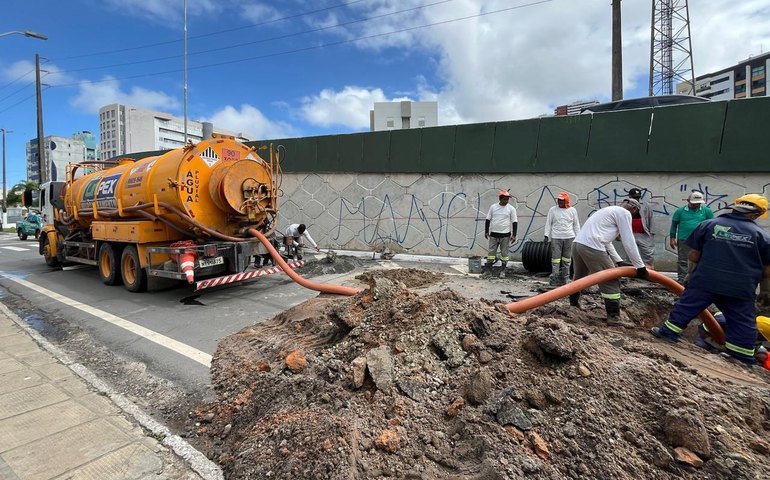 Infraestrutura realiza obra de drenagem na alça lateral do viaduto João Lyra, na Jatiúca