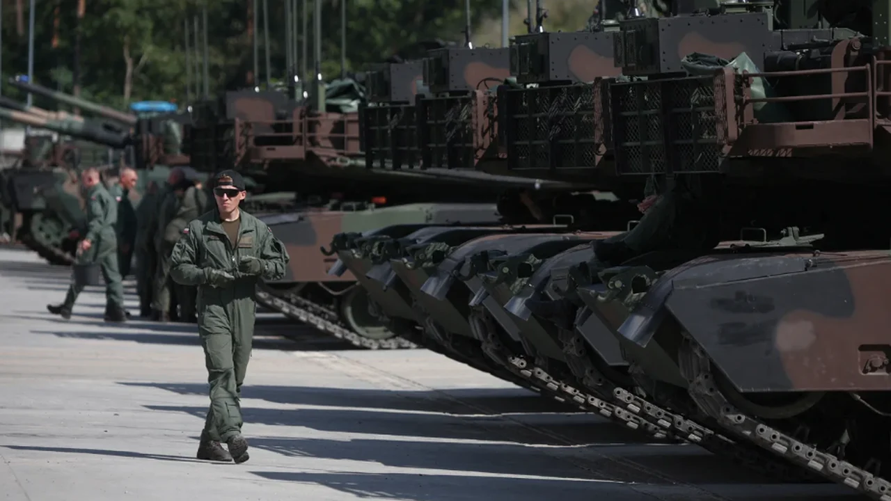 Polônia faz maior parada militar em décadas enquanto aumenta tensão em 'calcanhar de Aquiles' da Otan