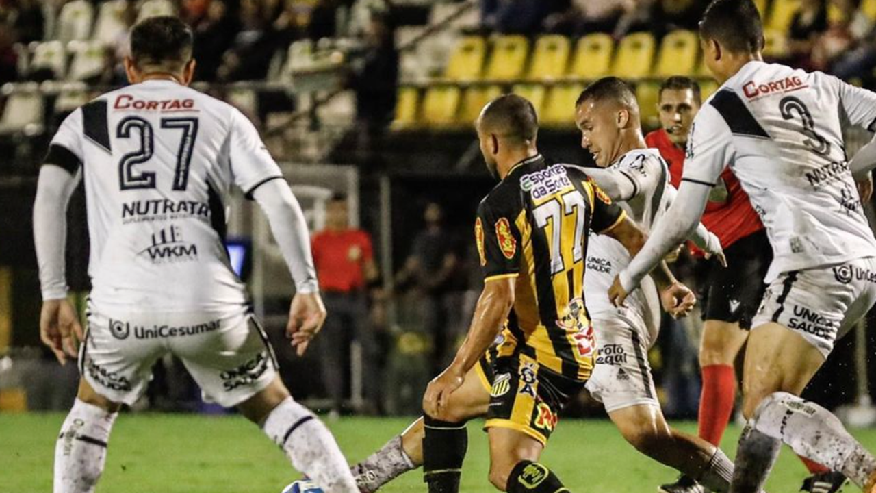 Zagueiro da Ponte Preta passa por cirurgia no ombro e só deve voltar em 2024