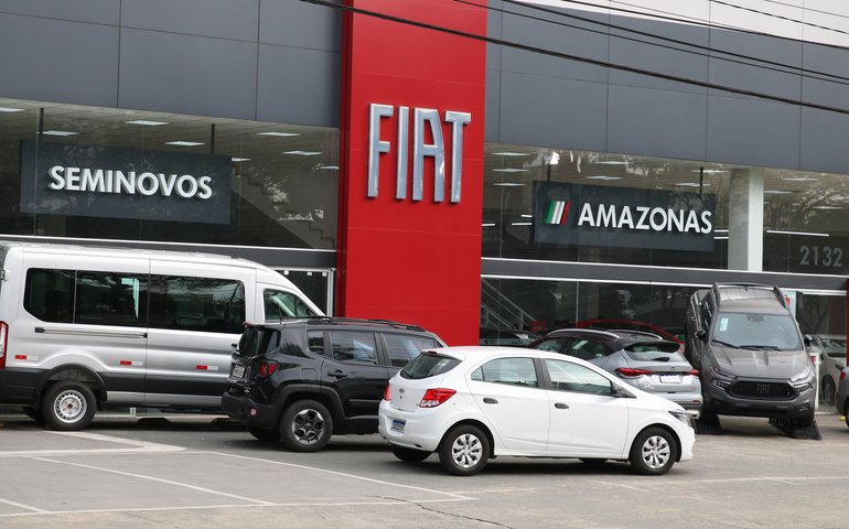 Dona das marcas Fiat, Peugeot e Citroën anuncia novas tecnologias para carros elétricos e híbridos no Brasil