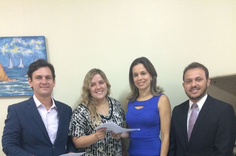 Marcelo Beltrão e prefeita eleita de Jequiá da Praia, Jeannyne Beltrão, recebem recomendações do MPE