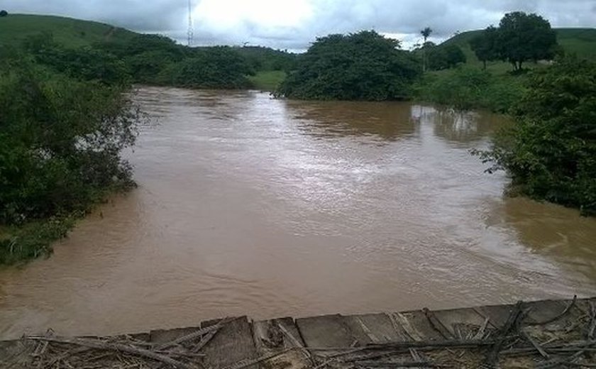 População ribeirinha deve desocupar as casas, alerta a Defesa Civil