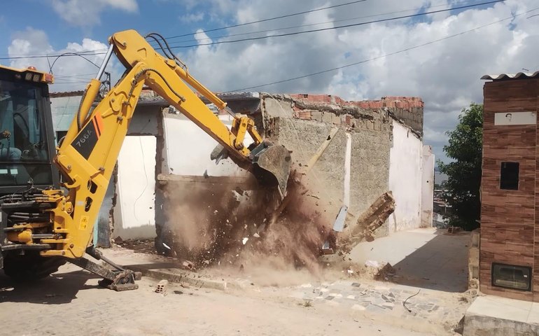 Sete imóveis com risco de colapso são demolidos no bairro do Farol