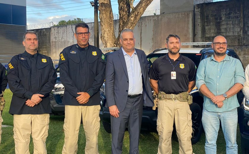 Deputado Alfredo Gaspar entrega duas novas viaturas para a PRF em Alagoas