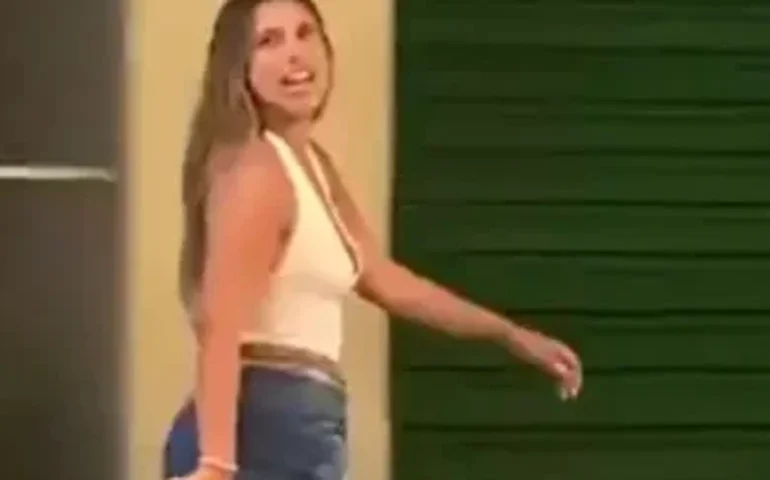 Argentina investigada por gestos racistas não coloca tornozeleira dois dias após ordem da Justiça