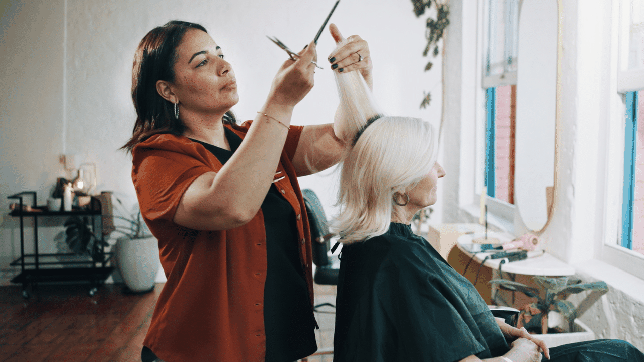Cortar as pontas pode deixar o cabelo mais volumoso? Entenda o que causa essa impressão