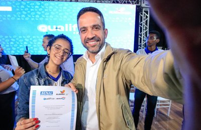 Paulo Dantas entrega certificado profissional a 68 alunos do Qualifica Educação em Arapiraca