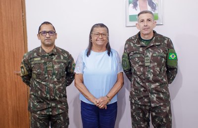 Prefeita Tia Júlia se reúne com representantes do Tiro de Guerra e reafirma apoio à instituição