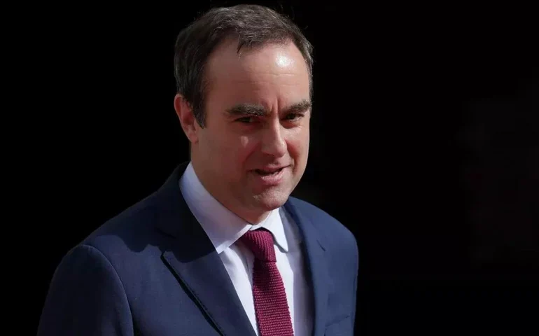 França: primeiro-ministro recém-renomeado pede calma e admite que pode não durar no cargo