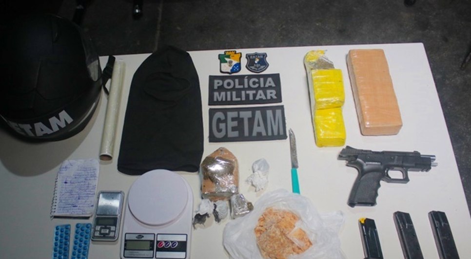 Homem é preso com arma de fabricação israelense e drogas durante operação policial em Aracaju