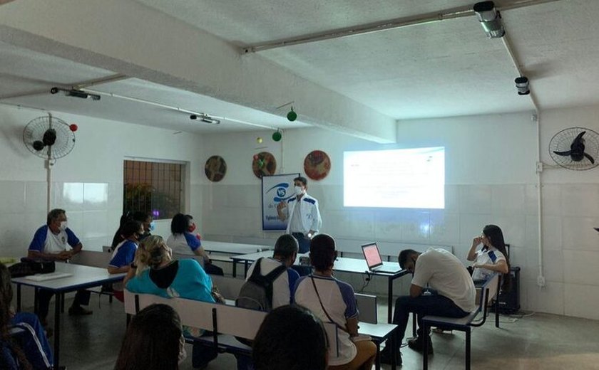 Escola municipal recebe palestra da Vigilância Sanitária sobre boas práticas com alimentos