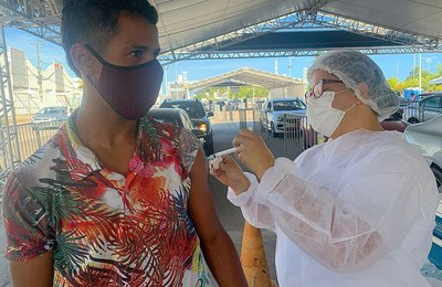 Prefeito JHC anuncia 3ª dose para toda população adulta a partir desta quarta 