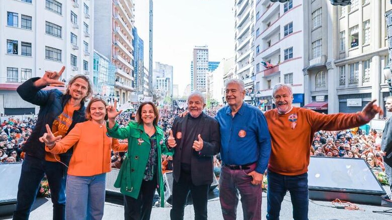 A sociedade vai participar das decisões do governo, diz Lula