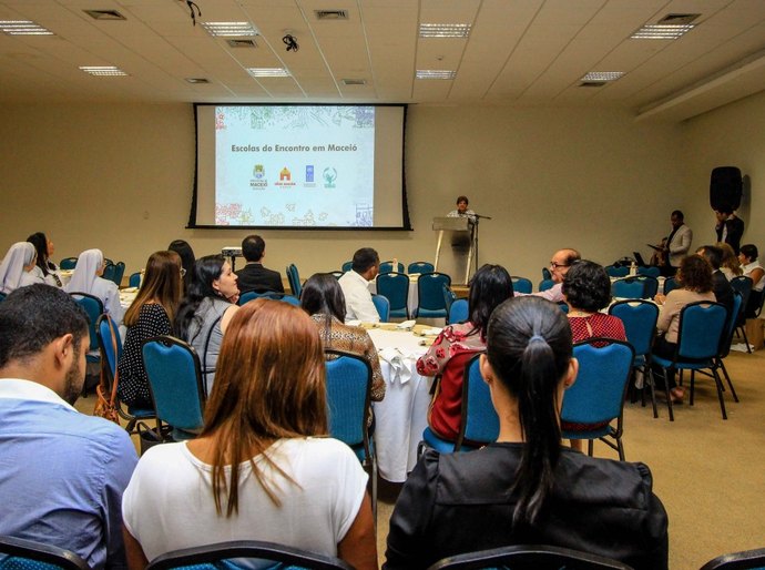 Reunião apresenta projeto Escolas do Encontro para Maceió
