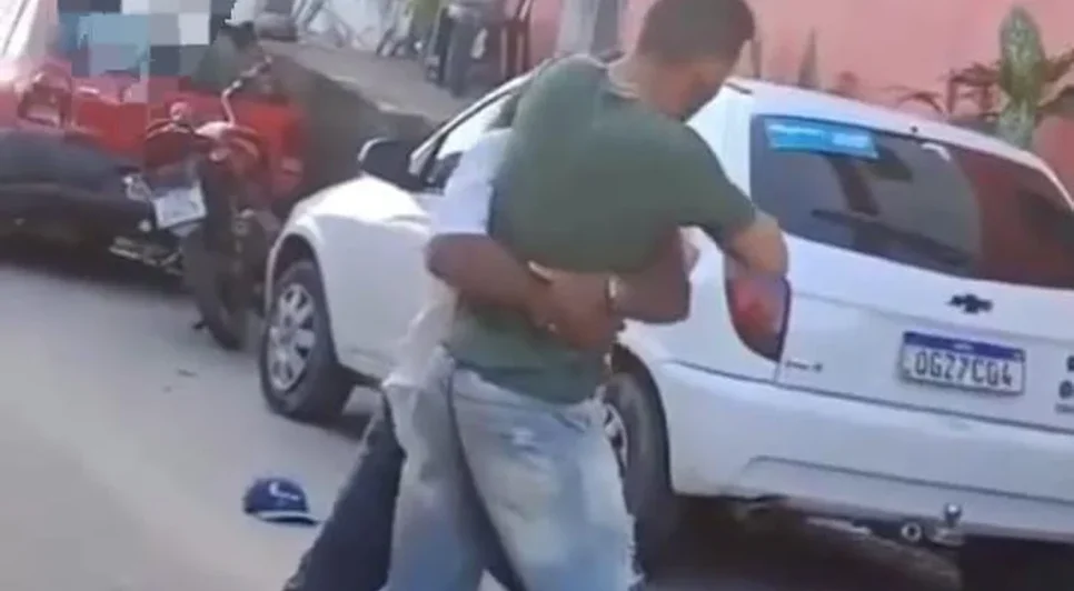 Vítima foi segurada em populares na rua