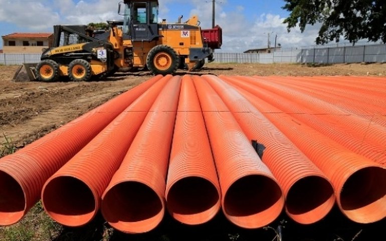 Casal substitui 180 metros de rede de distribuição de água no Jaraguá