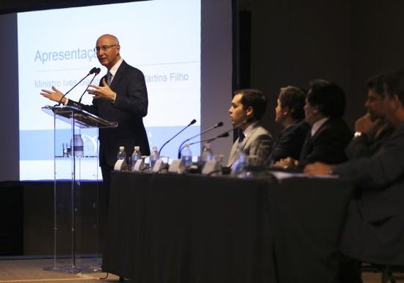 Terceirização de atividade-fim deve ser decidida no STF, diz presidente do TST