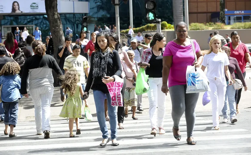 Taxa de desemprego fica em 7,6% no trimestre encerrado em janeiro