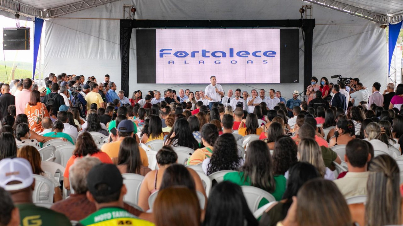 Renan Filho leva pacote de investimentos a Murici