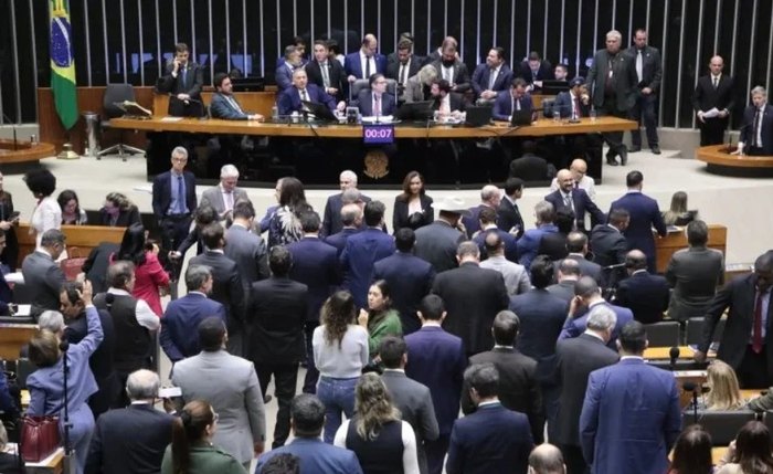 A votação simbólica, feita em segundos pelo presidente Hugo Motta, ocorreu sob protestos de deputados bolsonaristas