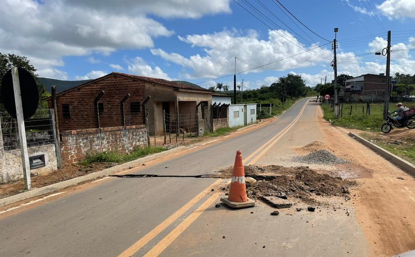 Obras em Estrela de Alagoas causam danos à estrada recém-asfaltada em Impoeiras