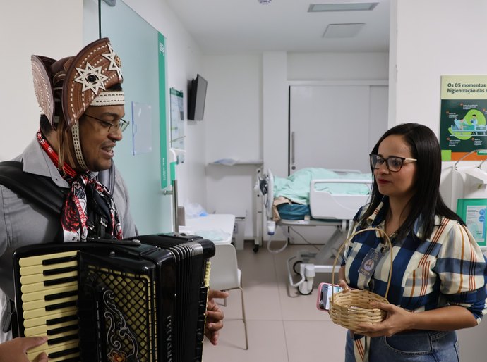 Em Maceió, sanfoneiro leva clima junino ao hospital e emociona pacientes