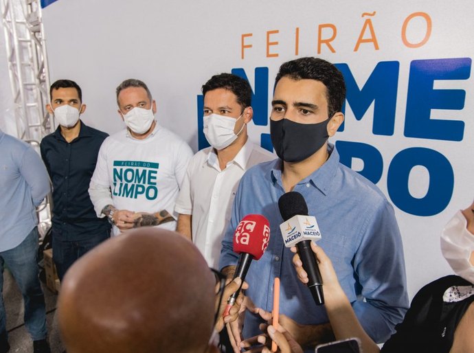 Prefeito JHC participa do Feirão do Nome Limpo, no Centro de Maceió