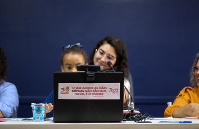 “As mães, em maioria, são as responsáveis pelo cuidado com seus filhos atípicos”, diz Teca Nelma