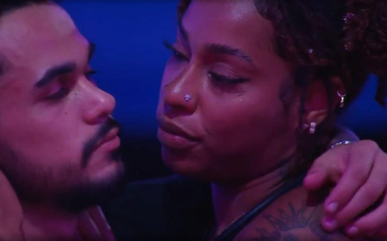 'BBB 25': Thamiris e João Gabriel se beijam, movimentam edredom e web acusa sister de assédio