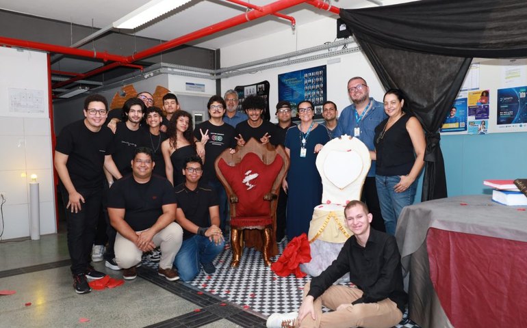 Alunos do Terceiro Período de Design Surpreendem com Adaptação Cenográfica de 'A Bela e a Fera'