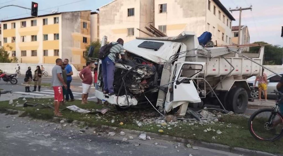 Motorista de caçamba fica ferido após colidir com poste em Aracaju