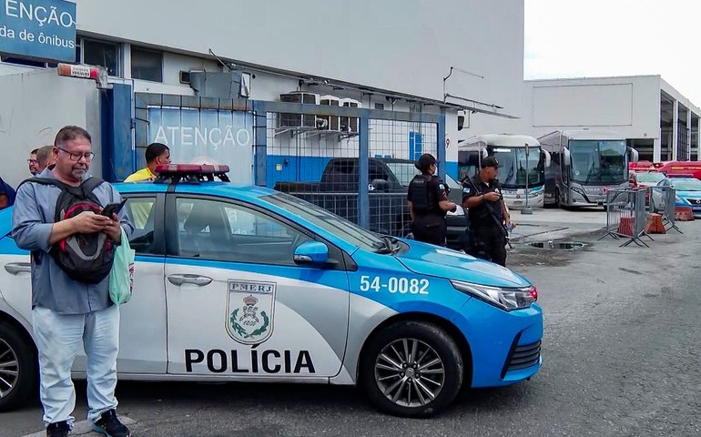 Criminosos sequestram 7 ônibus para fechar rua durante operação no Rio