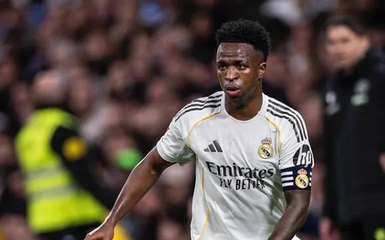 Vini Jr. é vaiado ao ser substituído em Madri e posta mensagem enigmática em rede social