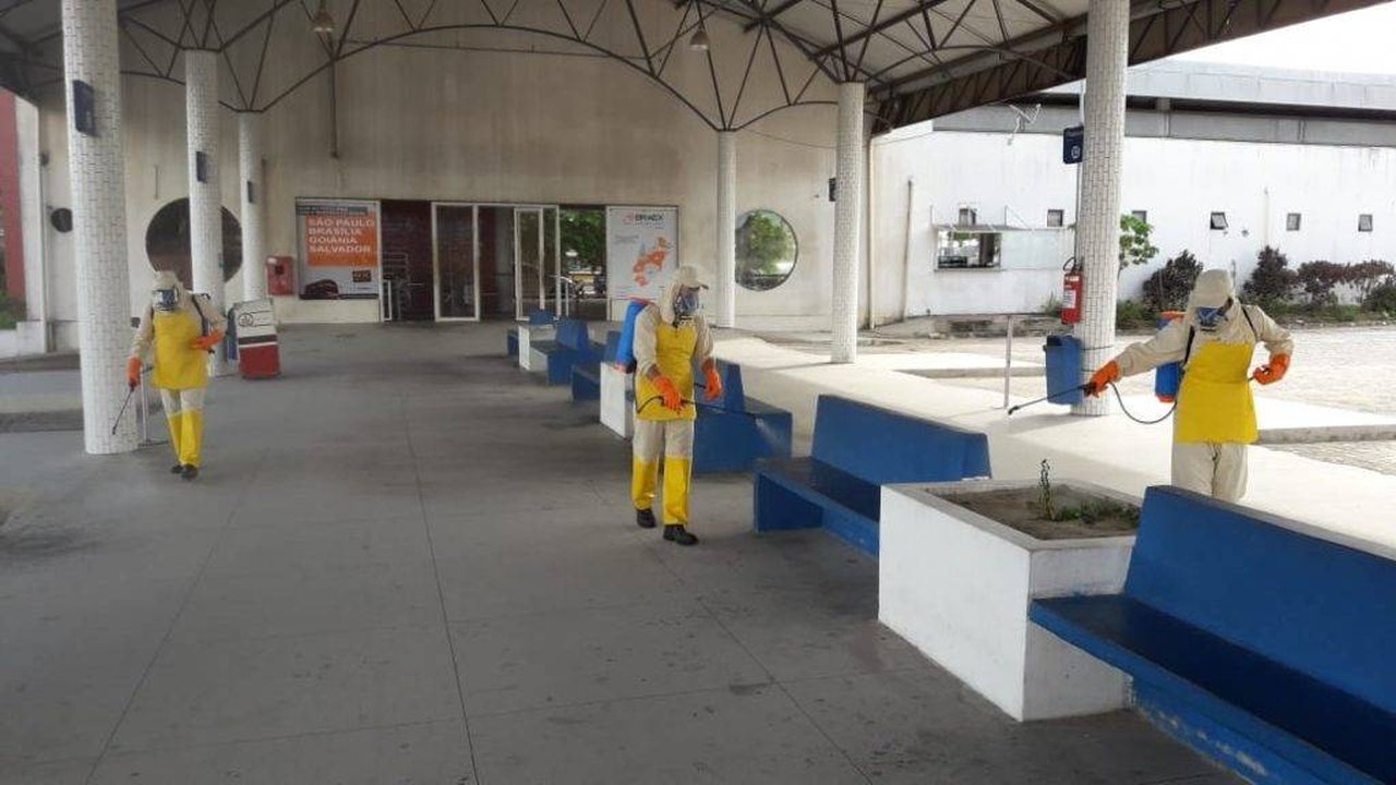 Prefeitura segue trabalho de combate ao coronavírus e desinfecta terminal rodoviário municipal