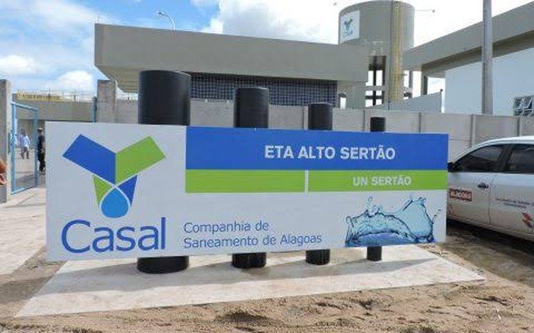 Sertão: Casal realiza manutenção de reservatório para melhorar oferta de água