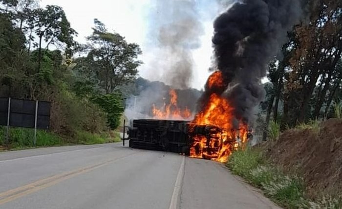 Caminhão tombou e pegou fogo na BR-104, em São José da Laje