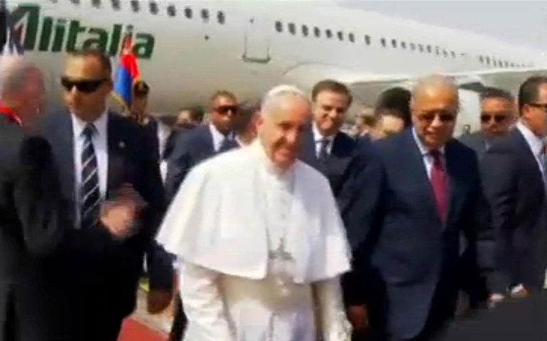 Papa Francisco chega ao Egito para visita e conferência com líderes muçulmanos