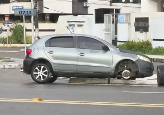 Carro invade contramão e bate em poste na Ponta Verde