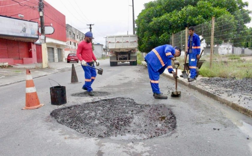 Avenida Presidente Getúlio Vargas recebe serviços de tapa-buraco