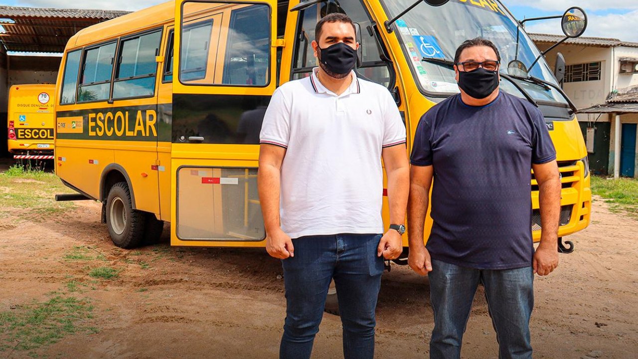 Prefeitura de Piranhas recebe ônibus do Programa Caminho da Escola