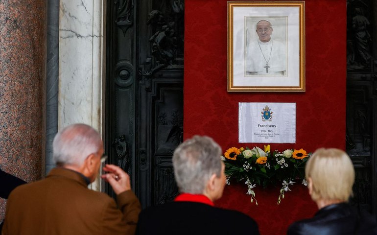 Vaticano exalta papado de Francisco por sua ação em favor dos pobres