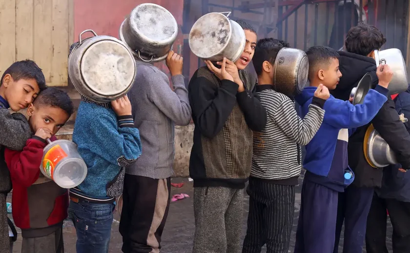 Dez crianças são mutiladas por dia em Gaza, e quase meio milhão de palestinos sofrem com fome extrema, dizem autoridades