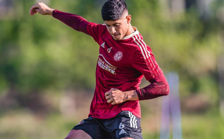 Alan Franco celebra com a família a renovação com o São Paulo até 2028: 'Clube que eu amo'