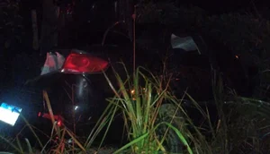 Três pessoas ficam feridas após carro bater em poste na Rodovia SE-290